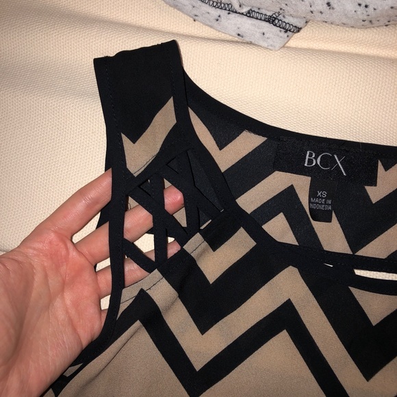 Black and Tan Flowy Tank - Picture 3 of 7